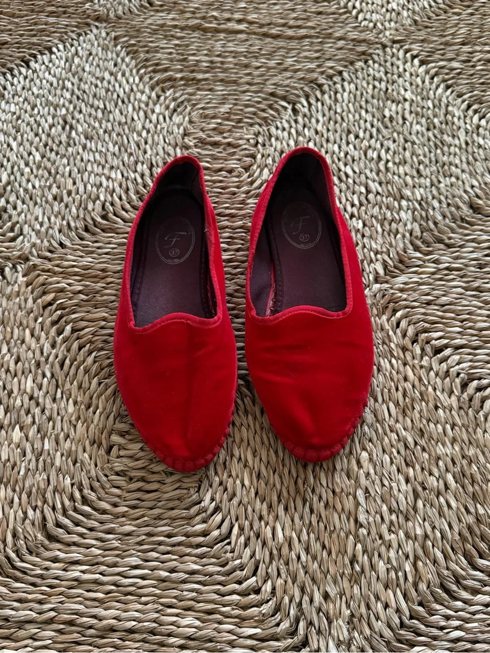 Flabelus Red Women's Slip-On Velvet Flats